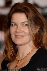 组图：《耶稣受难像》首映 安娜大秀美背显优雅