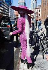 组图：Gaga全粉武装 脚踩招牌恨天高大帽遮阳