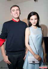 组图：Angelababy现身巴黎时装周 坐头排看秀