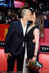 组图：《查理必死》导演弗莱德里克激吻拉博夫