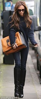 组图：贝嫂带老三买美食 踩超高跟显辣妈本色