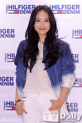 组图：宋茜泫雅靓装现身 金孝珍大码衫遮孕肚