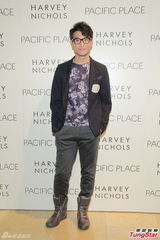 组图：胡杏儿大露背装亮相 陈展鹏关楚耀同场