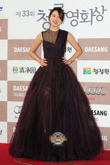 组图：孔孝真亮相青龙红毯 黑色纱裙大秀美背