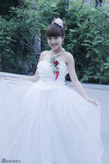 组图：包文婧婚纱写真曝光 笑容甜美高雅纯情