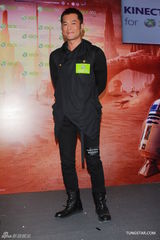 组图：古天乐代言游戏挥剑闯关 望周董体谅狗仔