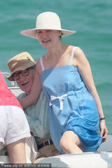 组图：伍迪艾伦携小35岁娇妻出游 妻凸肚疑怀孕