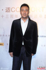 组图：秦海璐牵手王新军大秀乳沟 胡军调侃二人