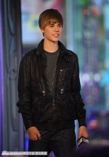 组图：贾斯汀-比伯亮相音乐节目 小正太玩架子鼓