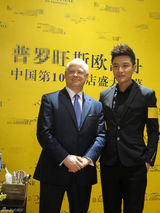 组图：贾乃亮做奶爸后首亮相