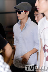 组图：SJ结束台湾巡演 戴墨镜口罩现身机场