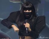 组图：Gaga穿贝壳Bra伦敦开唱 丁字裤风骚秀臀