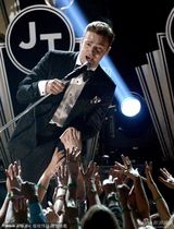 贾斯汀与JZ同台飙歌 新婚妻子与碧昂斯叫好(图)