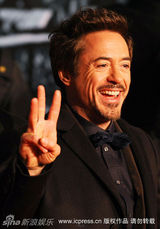 幻灯图：《福尔摩斯》柏林首映 唐尼夫妇秀恩爱