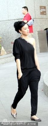 组图：钟丽缇回应婚变传闻称一切都好 路边吃粽子