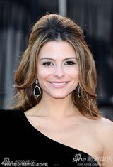 组图：第83届奥斯卡红毯 玛丽娅-曼努诺斯亮相