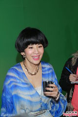 组图：吴君如加拍《金鸡》重口戏 怀抱大香蕉