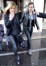 组图：凯特-莫斯举家出行 丈夫寸步不离爱意浓