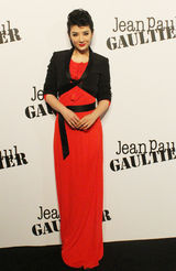 组图：黄奕时尚秀“红与黑”干练妩媚