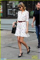 组图：斯威夫特蝴蝶结腰带配波点裙甜美可爱