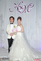 组图：张美妮穿传统裙褂出嫁 新郎深情热吻