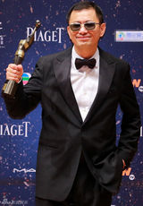 组图：香港金像奖张家辉封王 章子怡捧杯开怀笑