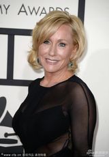 组图：作曲南-施瓦兹透视装内衣尽露显豪放