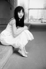 组图：周楚楚拍夏日写真 素颜纯美红裙魅惑