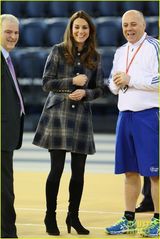 组图：威廉王子夫妇手势默契 凯特孕肚笑容灿烂