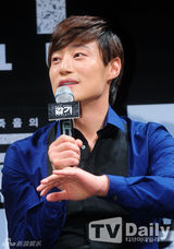 组图：秀爱出席《流感》发布会 网装秀性感后背