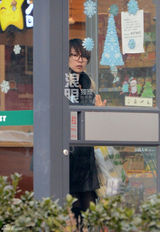 组图：谢楠独自回京吴京司机接送