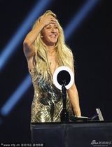 组图：艾丽-古尔丁狂发甩发 脱衣豪放露金内衣