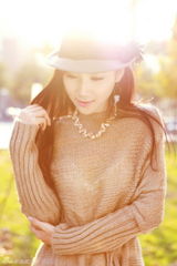 组图：徐立秋日毛衣街拍演绎浪漫童话