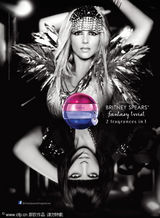 组图：布兰妮秀BoBo头 着大露背连体装极致诱惑