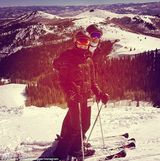 阿诺长子度假比基尼美女围绕 女友翘臀紧贴(图)