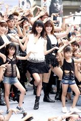 组图：蔡依林与百位舞者共舞 歌迷示爱心情好 