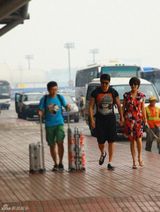 组图：陆毅鲍蕾深夜回沪提前庆祝结婚纪念日