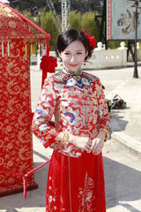 组图：无线新剧《天梯》探班 张可颐自爆约满无线