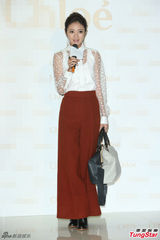 组图：安以轩斑点透明装亮相 红色长裤优雅干练