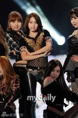 组图：韩团齐亮相梦想演唱会 少女时代网袜诱惑