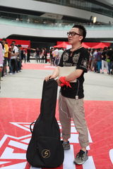 组图：快男北京唱区报名首日 吉他男孩扎推