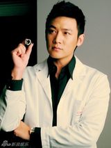 组图：陆毅拍大片化身制表师 白色造型个性十足