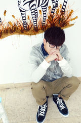 组图：胡夏冬日休闲写真 衬衫领结卖萌