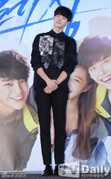 组图：《No Breathing》试映 青春主演齐亮相