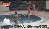 组图：张柏芝带两子戏水 小Q全裸疯跑