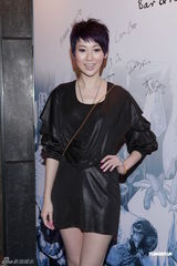 组图：李诗韵大露背装出席活动 清凉抢镜