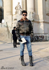 组图：杜江亮相法国巴黎俊朗时尚