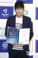 组图：韩星郑宇获韩国第一品牌大赏特别奖