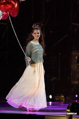 组图：昆凌时尚盛典走秀 Bigbang压轴助阵