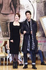 高清图：朴施厚文根英宣传《清潭洞爱丽丝》